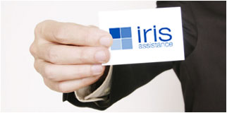 Imagen de una mano mostrando una tarjeta de visita de Iris Assistance